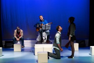 UN CÂNTEC, UN PAS, UN VERS